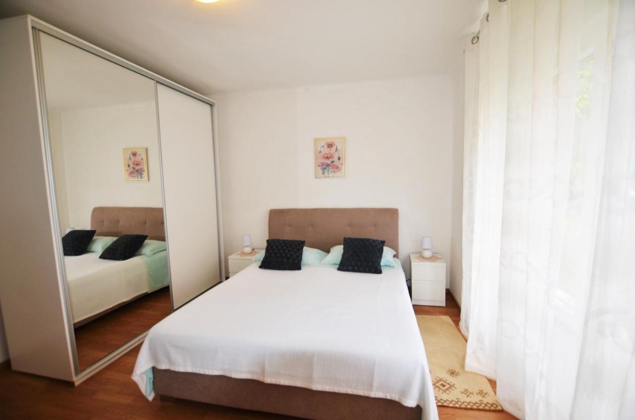 Apartment Leo Umag Bagian luar foto