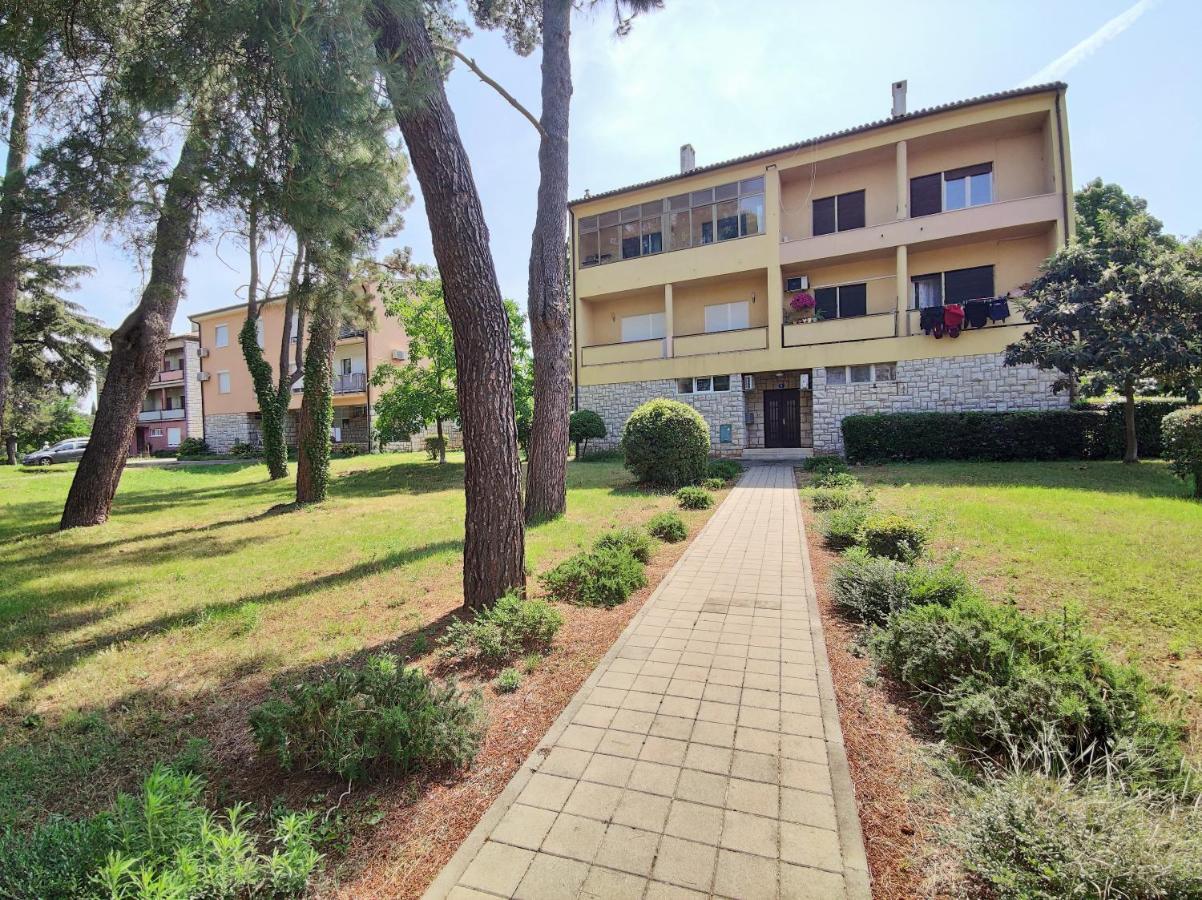 Apartment Leo Umag Bagian luar foto